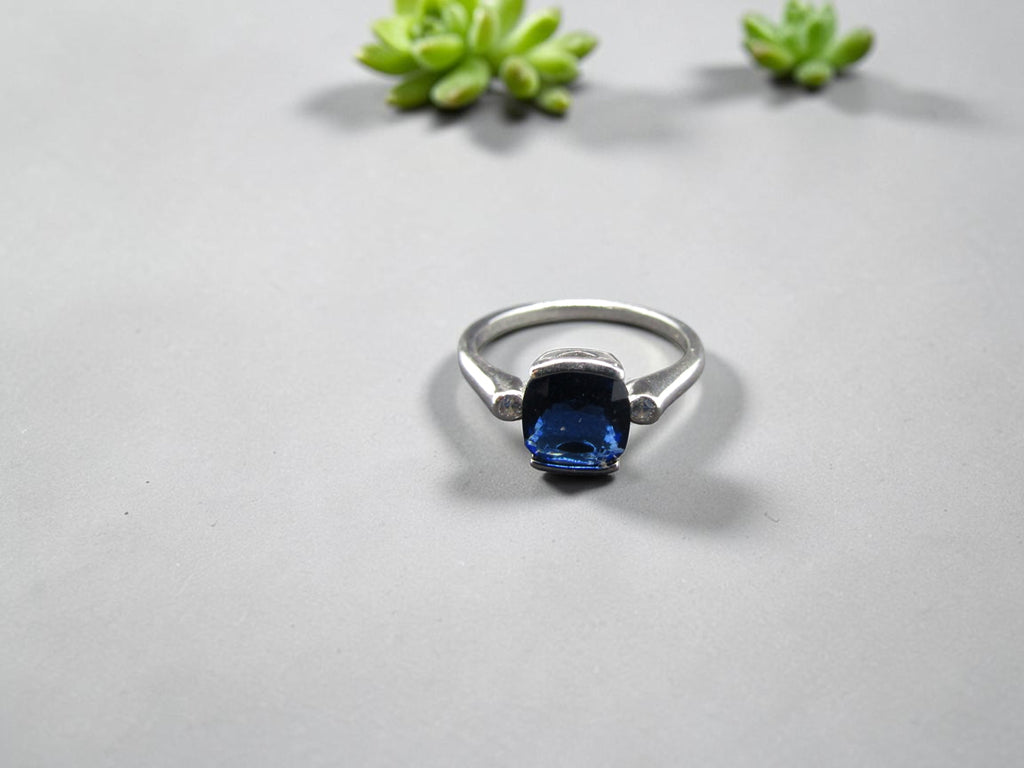 Anillo Cuadrado de Plata con Piedra Azul Zafiro