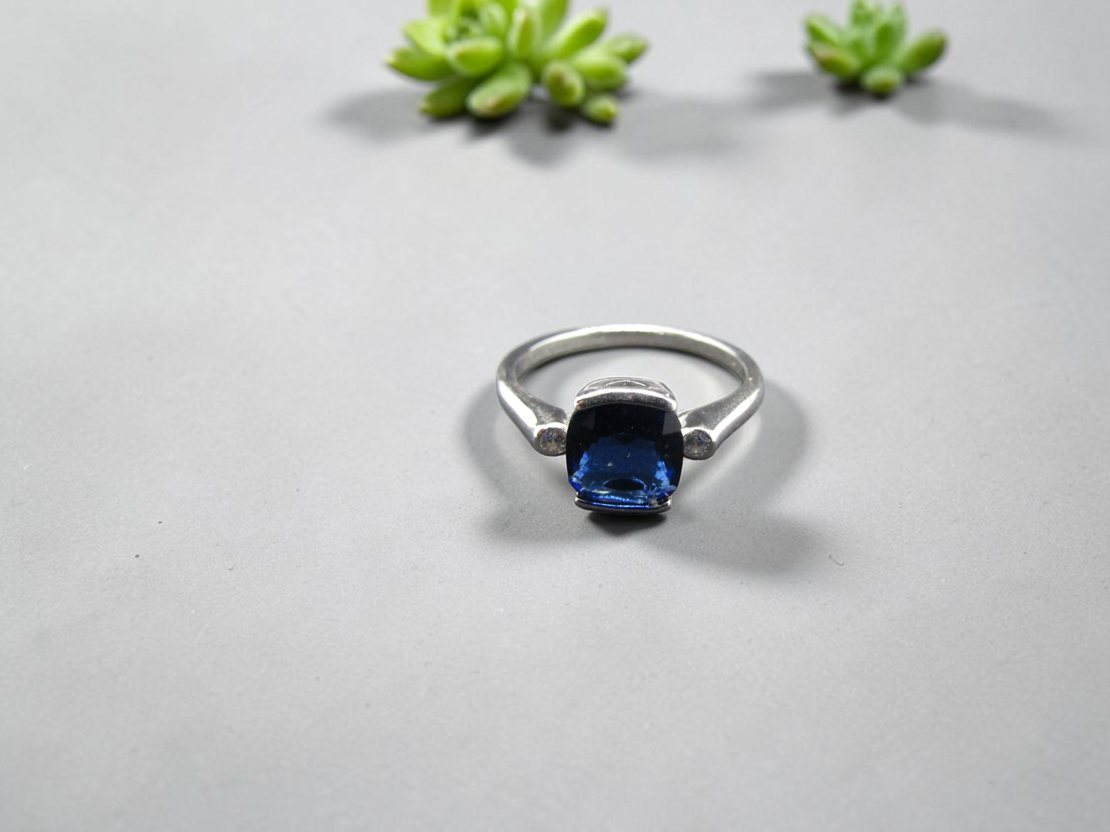 Anillo Cuadrado de Plata con Piedra Azul Zafiro