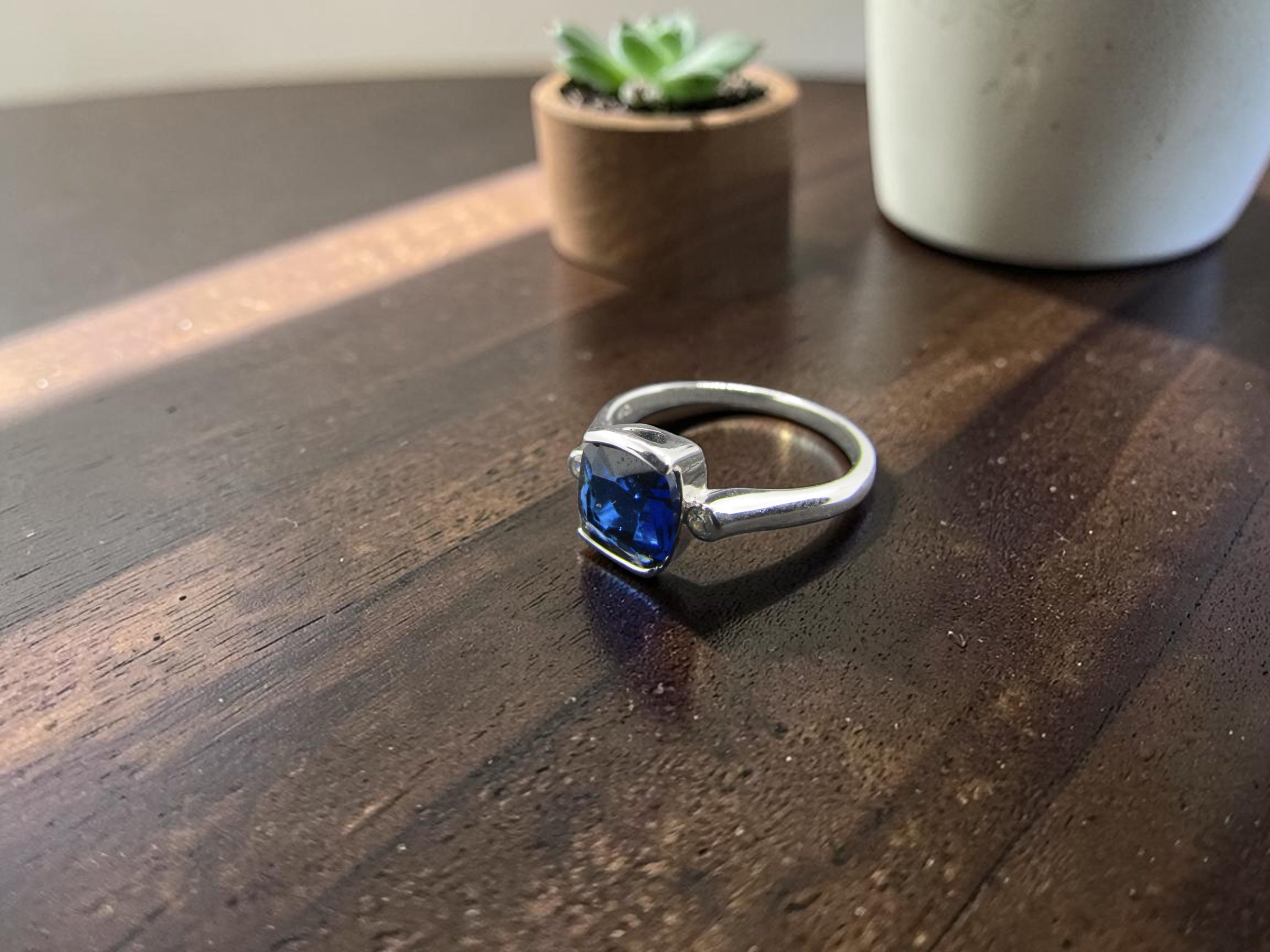 Anillo Cuadrado de Plata con Piedra Azul Zafiro