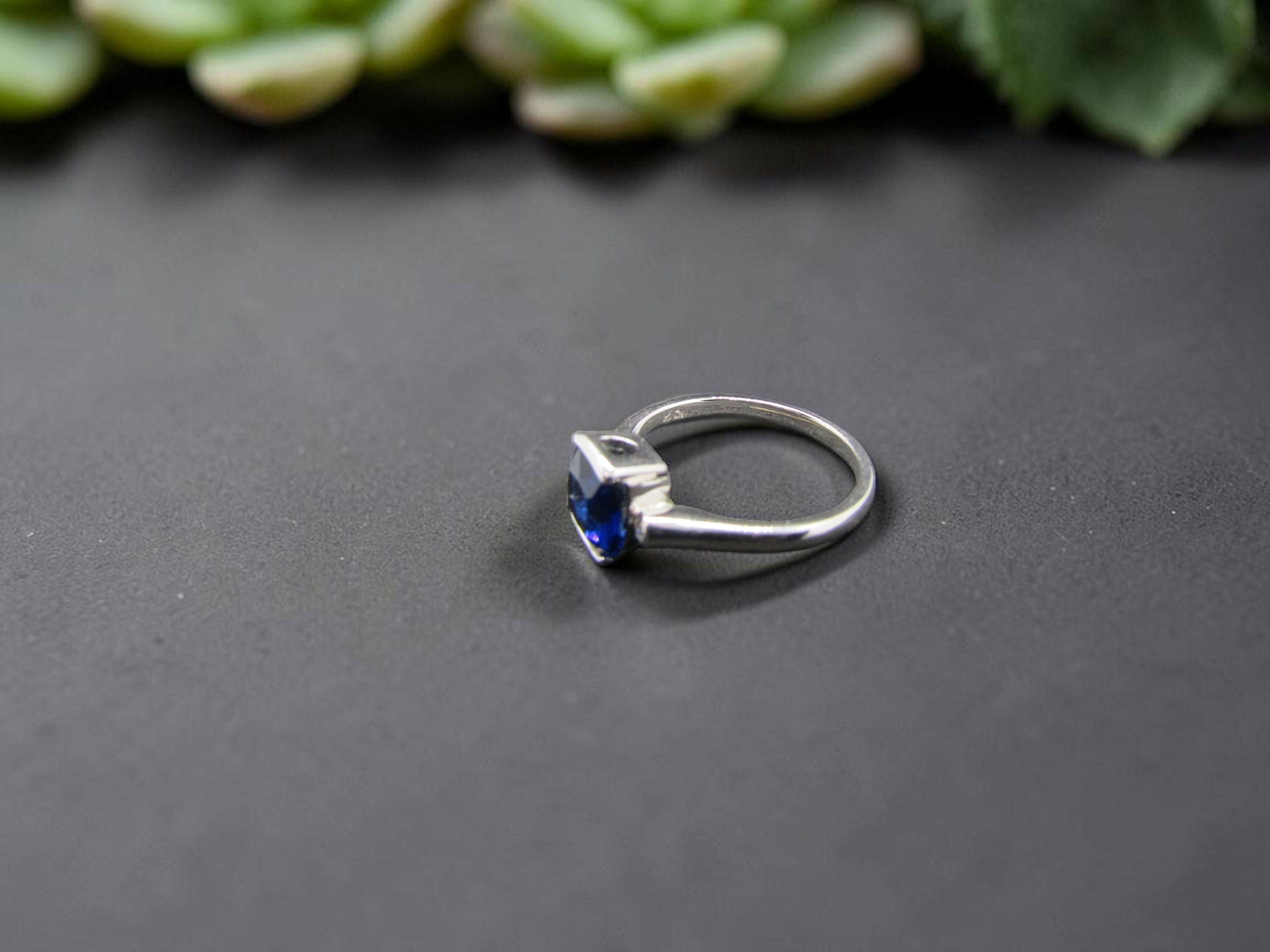 Anillo Cuadrado de Plata con Piedra Azul Zafiro