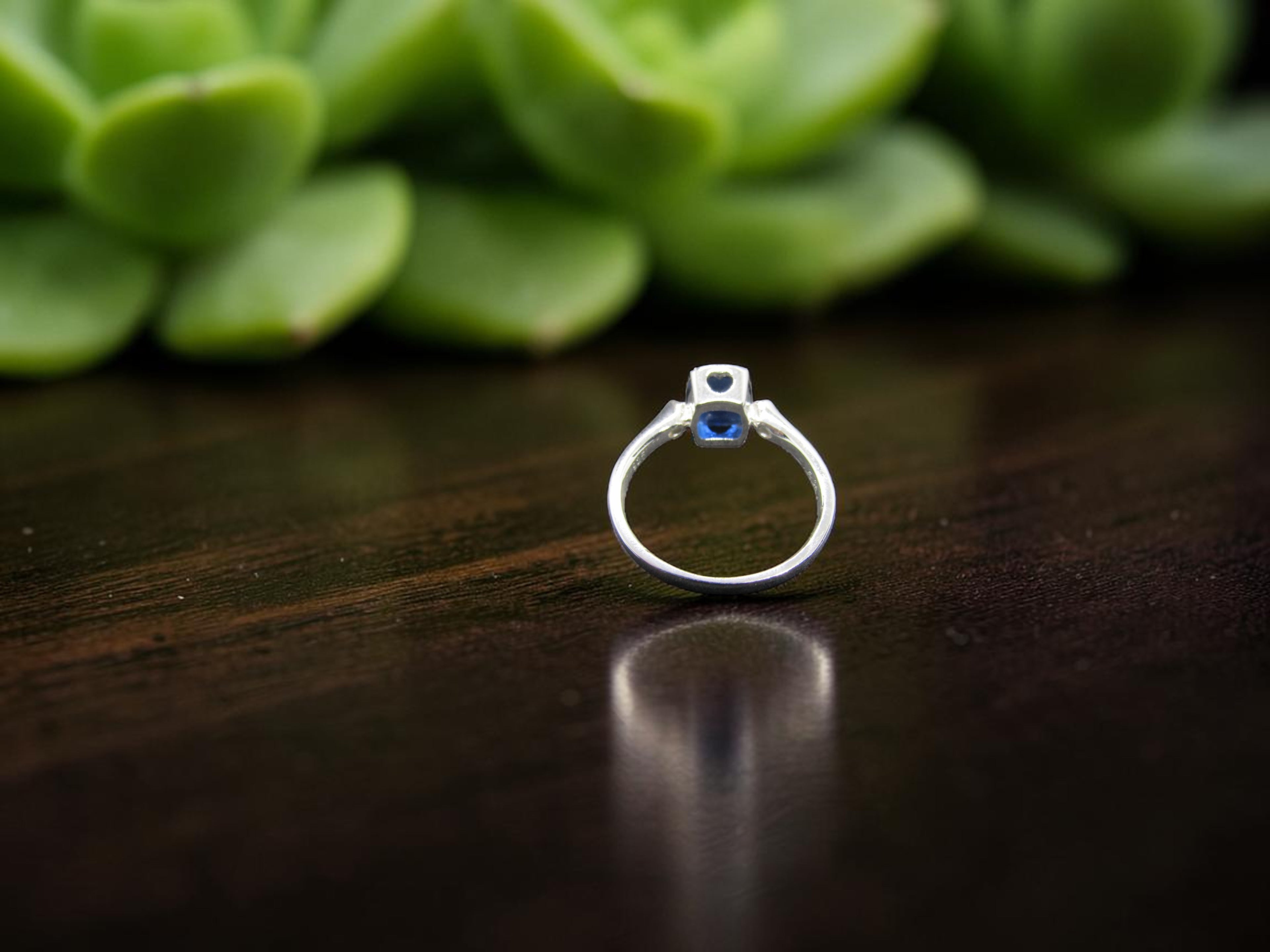 Anillo Cuadrado de Plata con Piedra Azul Zafiro