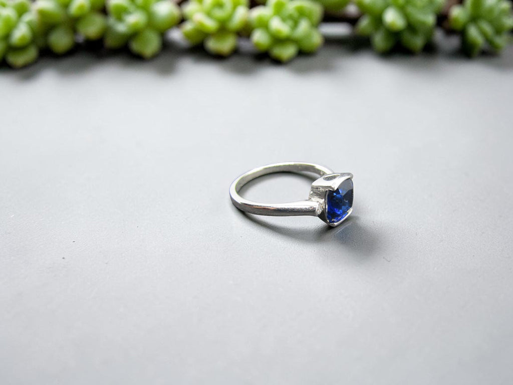 Anillo Cuadrado de Plata con Piedra Azul Zafiro