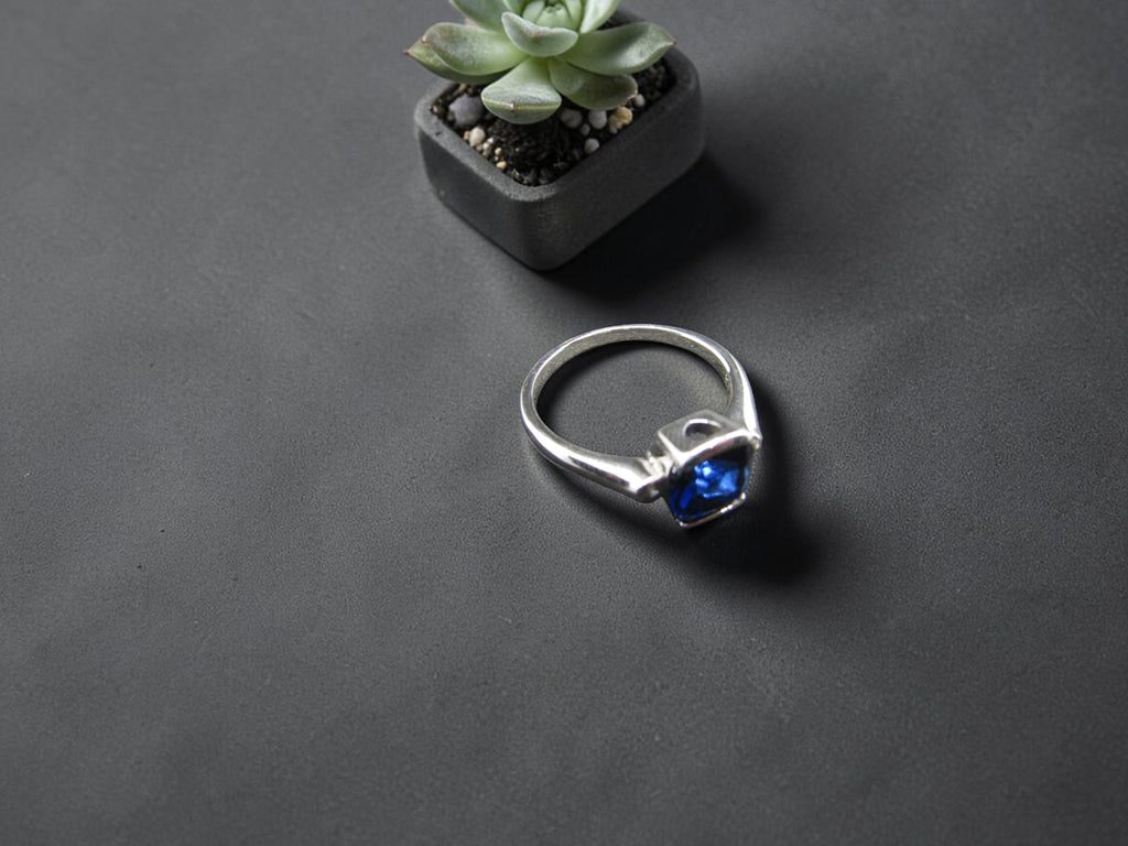Anillo Cuadrado de Plata con Piedra Azul Zafiro