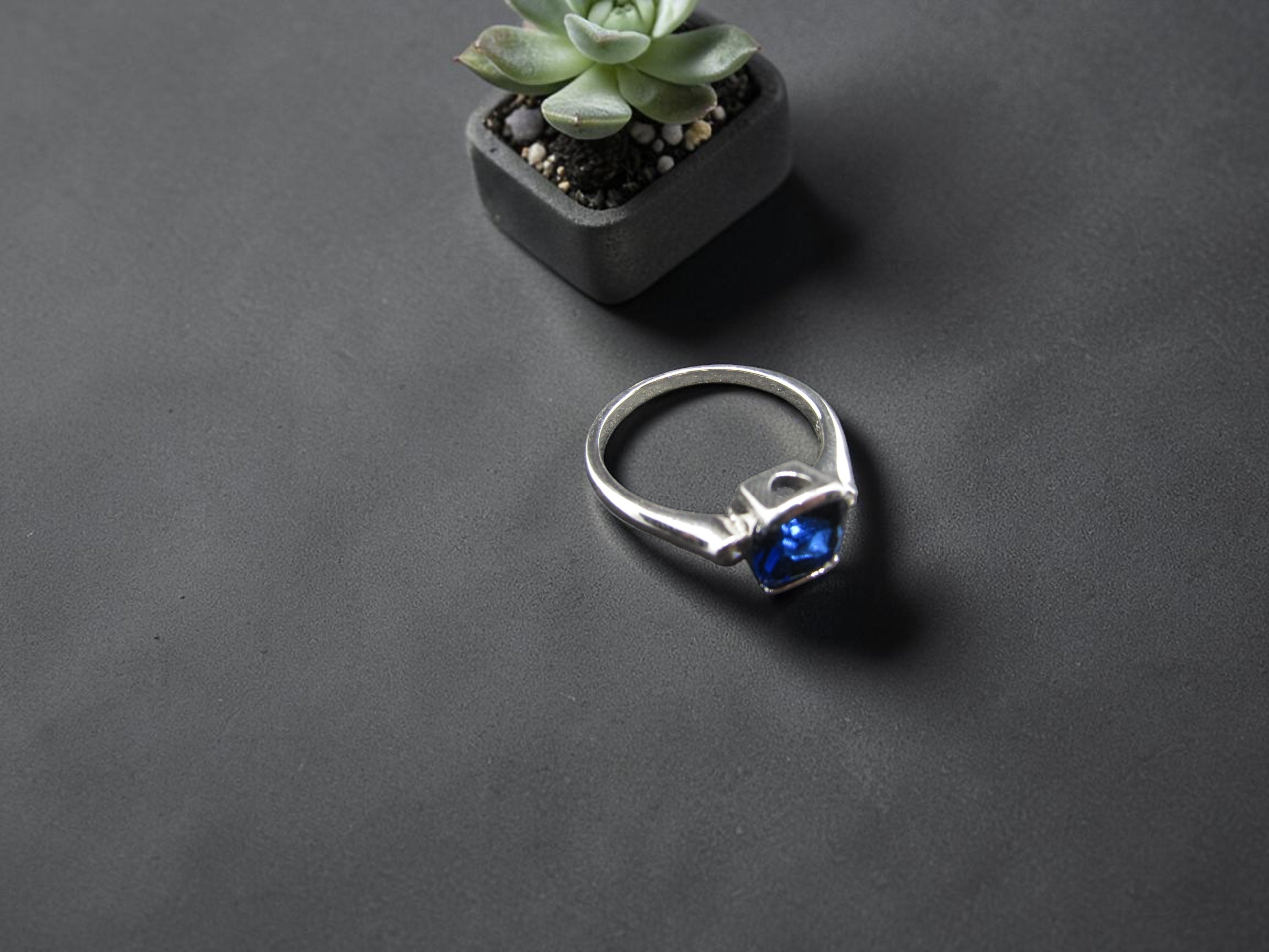 Anillo Cuadrado de Plata con Piedra Azul Zafiro