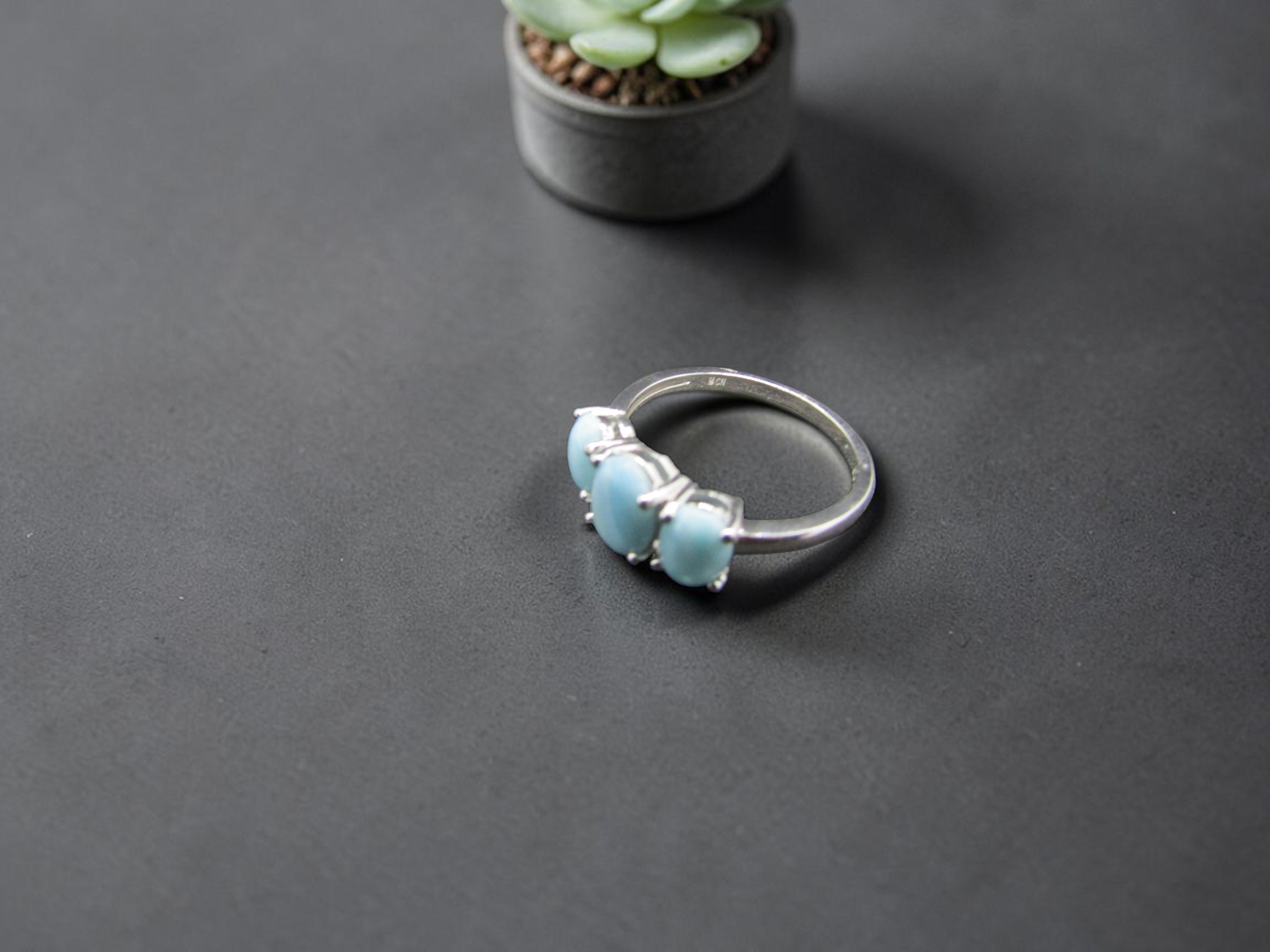 Anillo Trilogy de Plata con Tres Piedras Larimar