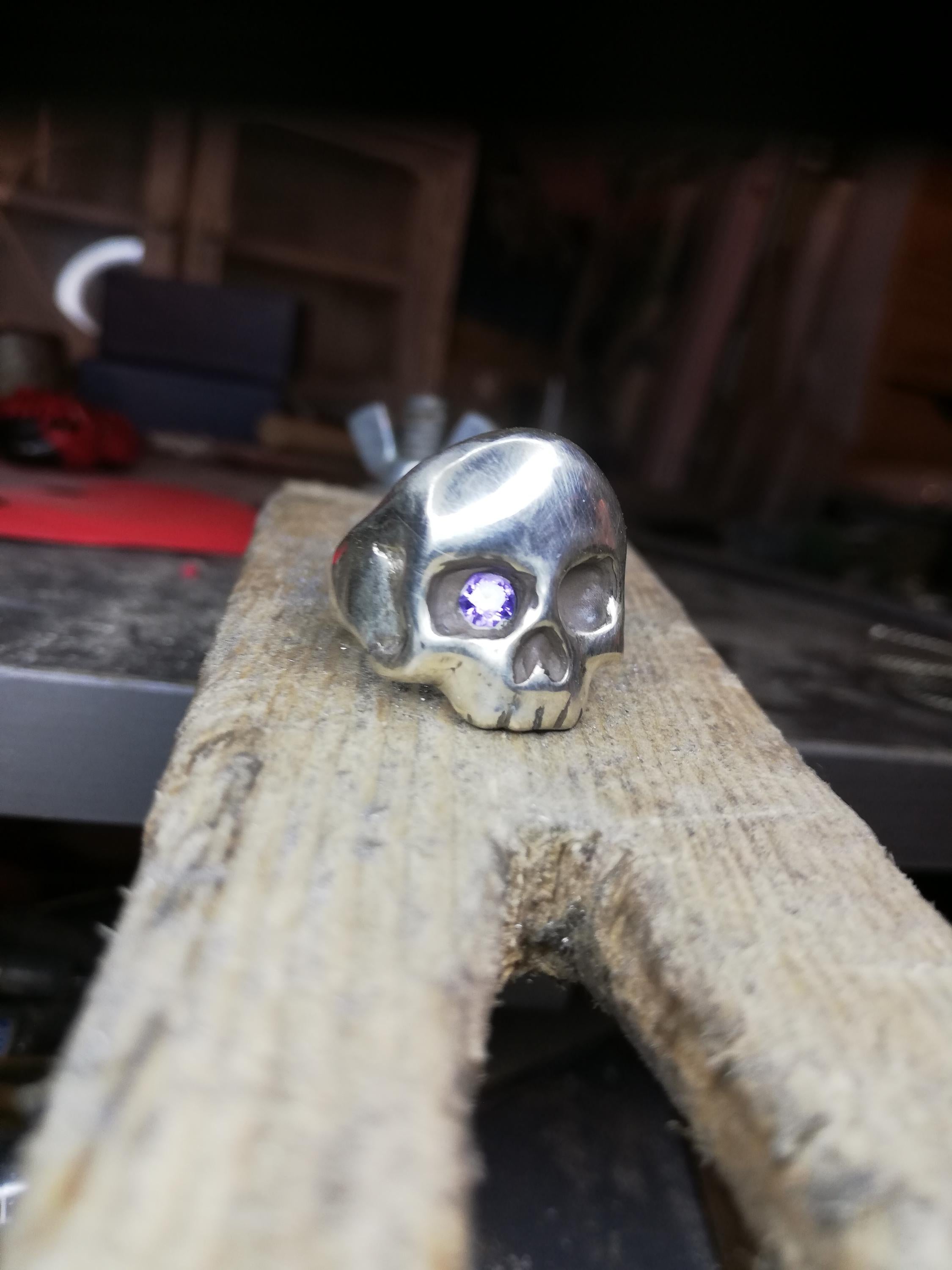Anillo Calavera Artesanal en Plata de Ley amatista