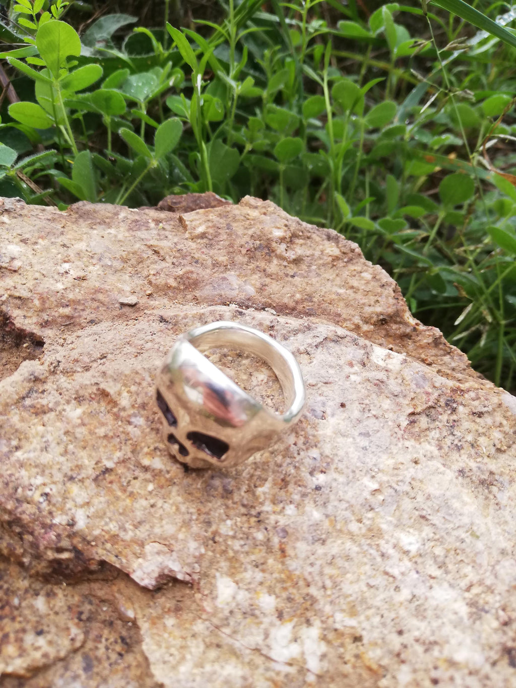 Anillo Calavera Artesanal en Plata de Ley amatista
