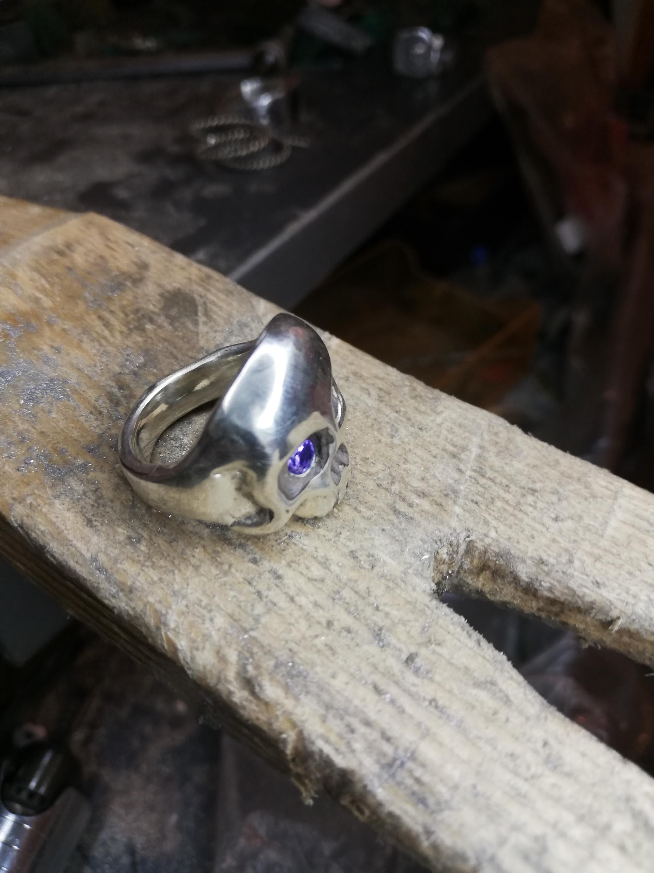 Anillo Calavera Artesanal en Plata de Ley amatista