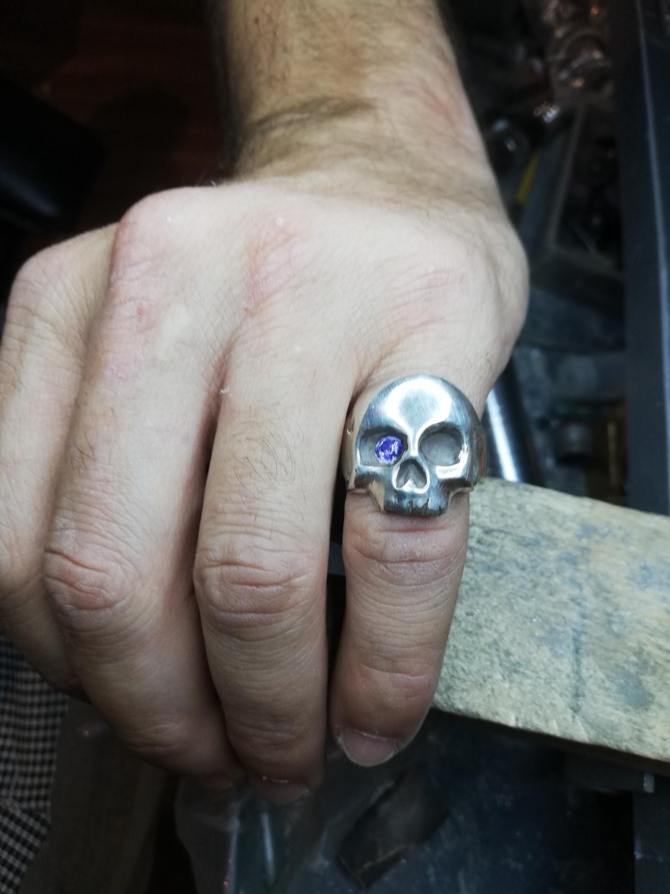 Anillo Calavera Artesanal en Plata de Ley amatista