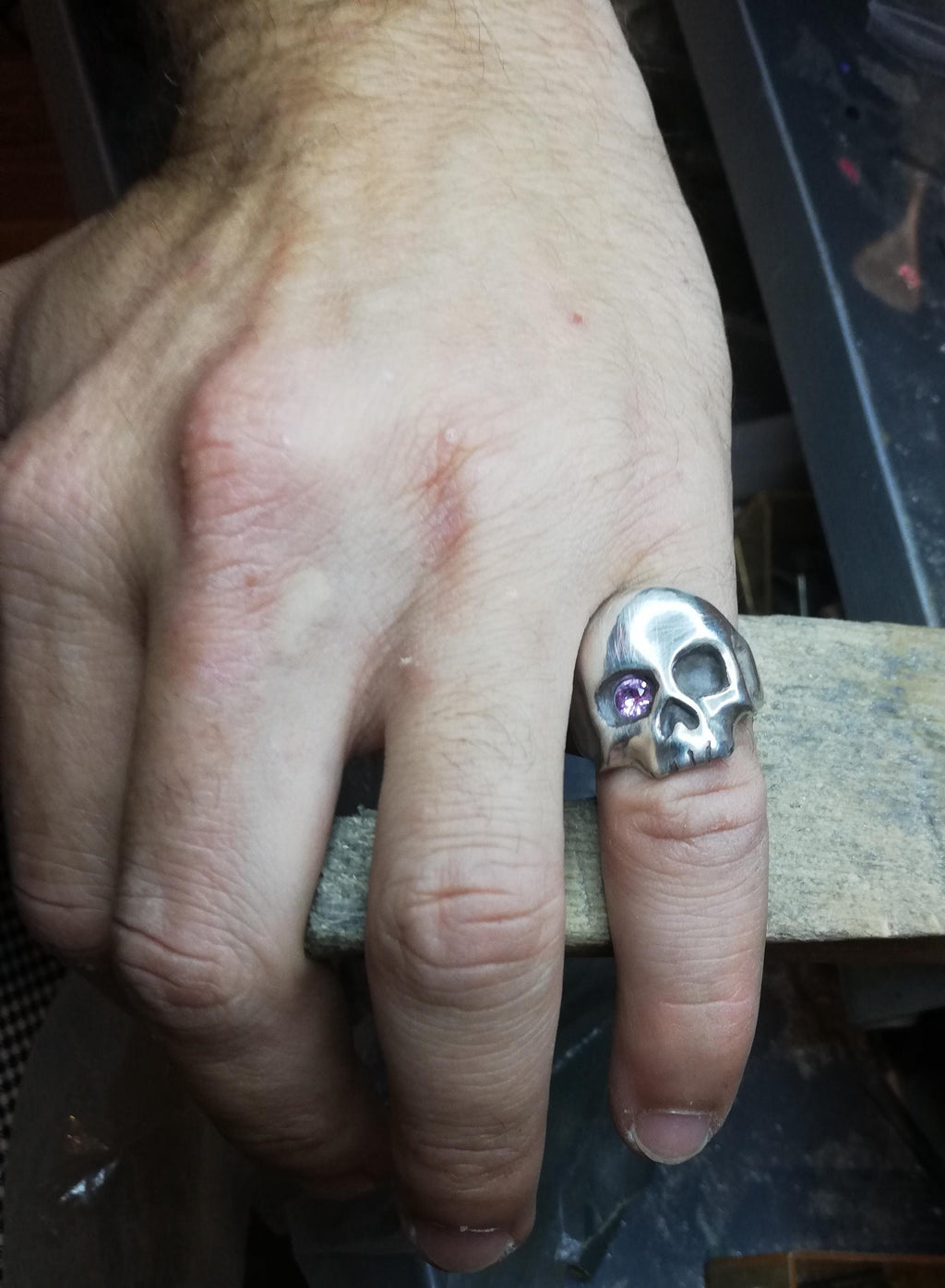 Anillo Calavera Artesanal en Plata de Ley amatista