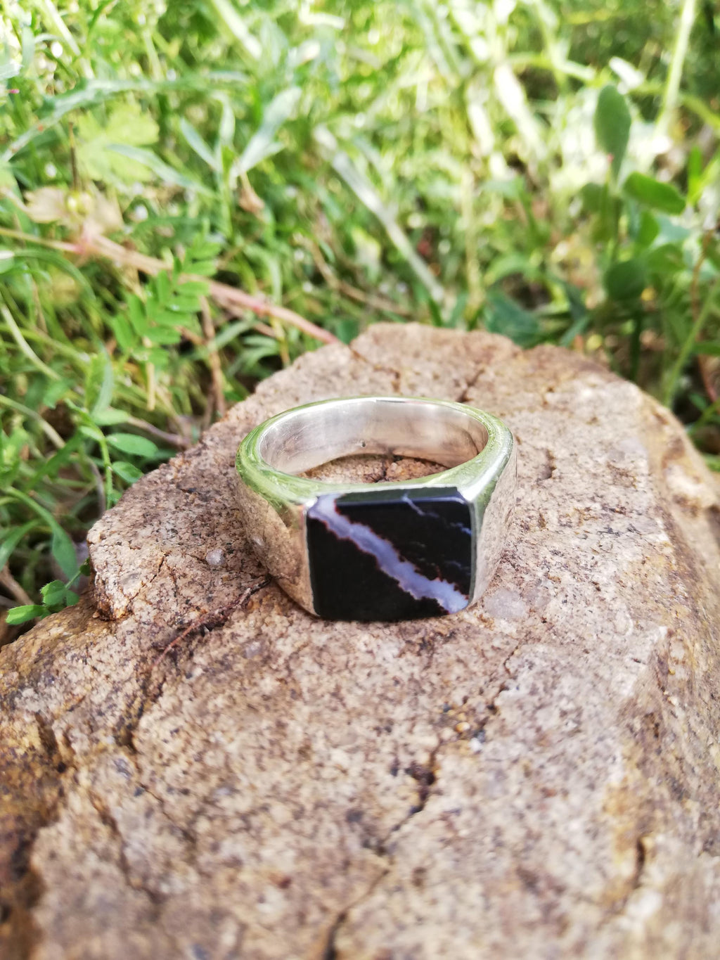 anillo de ónix con veta de cuarzo