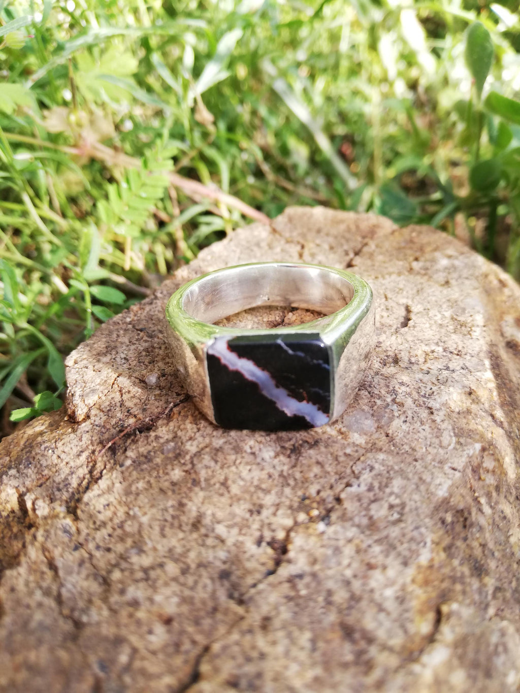 anillo de ónix con veta de cuarzo