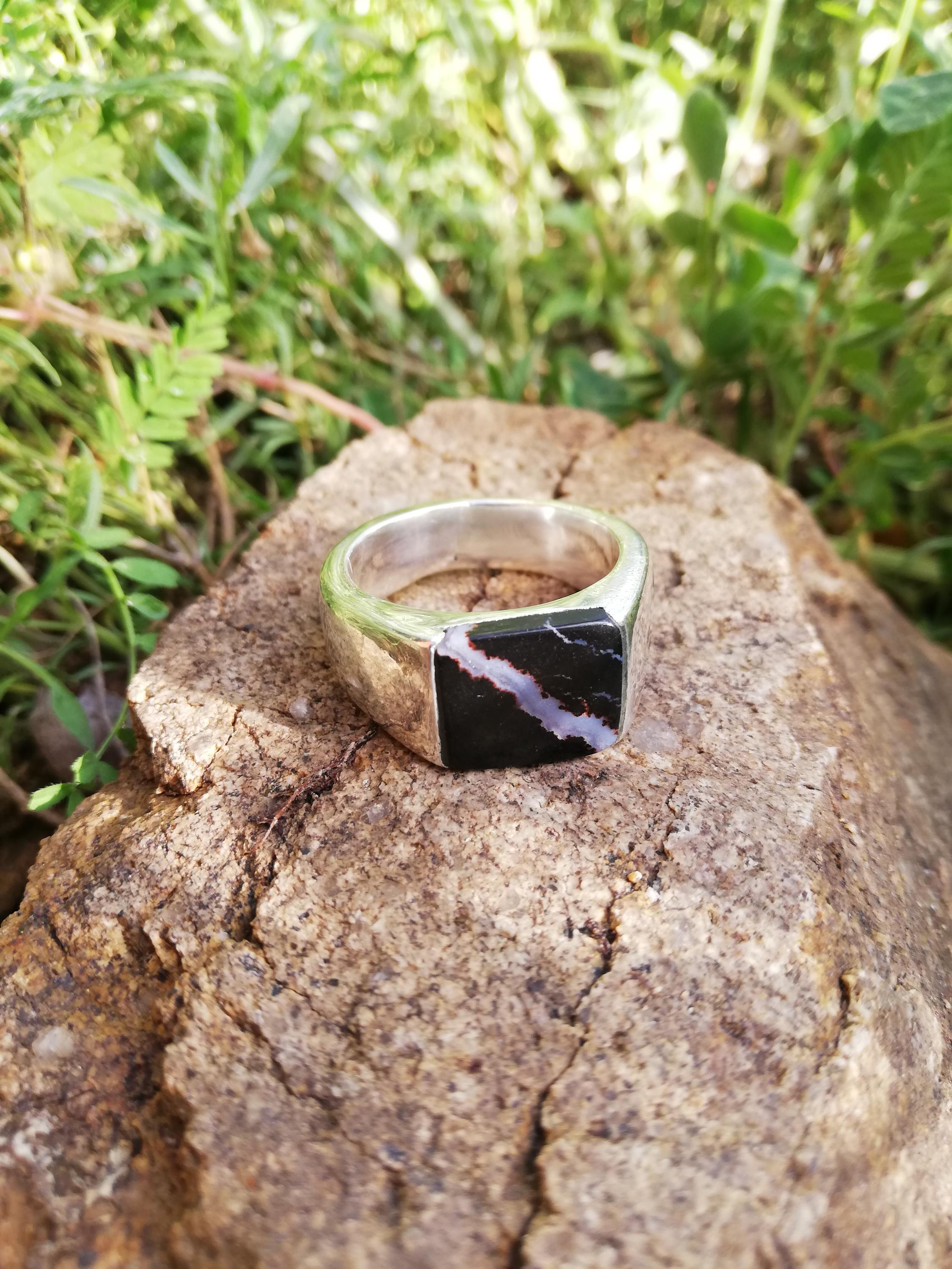 anillo de ónix con veta de cuarzo