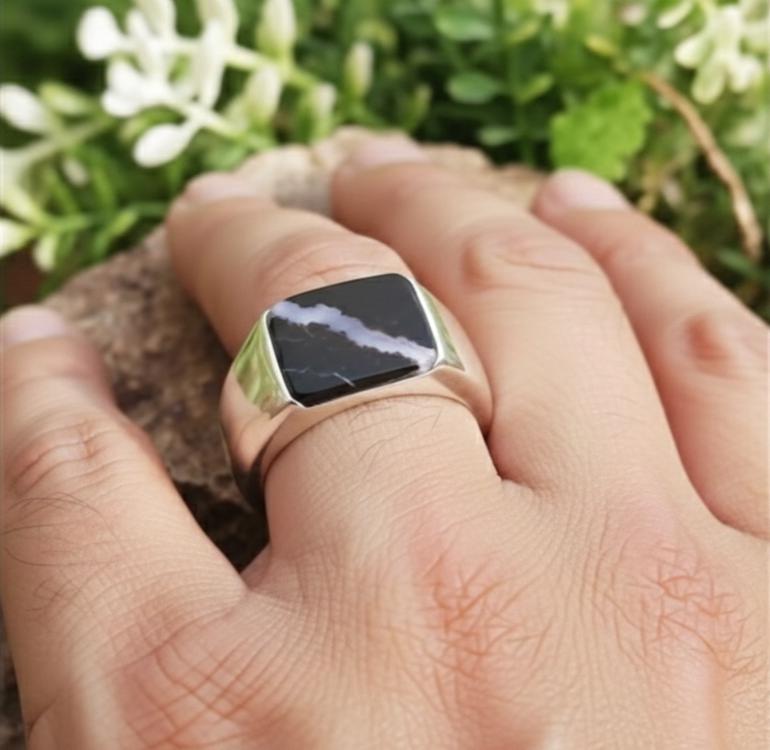 anillo de ónix con veta de cuarzo