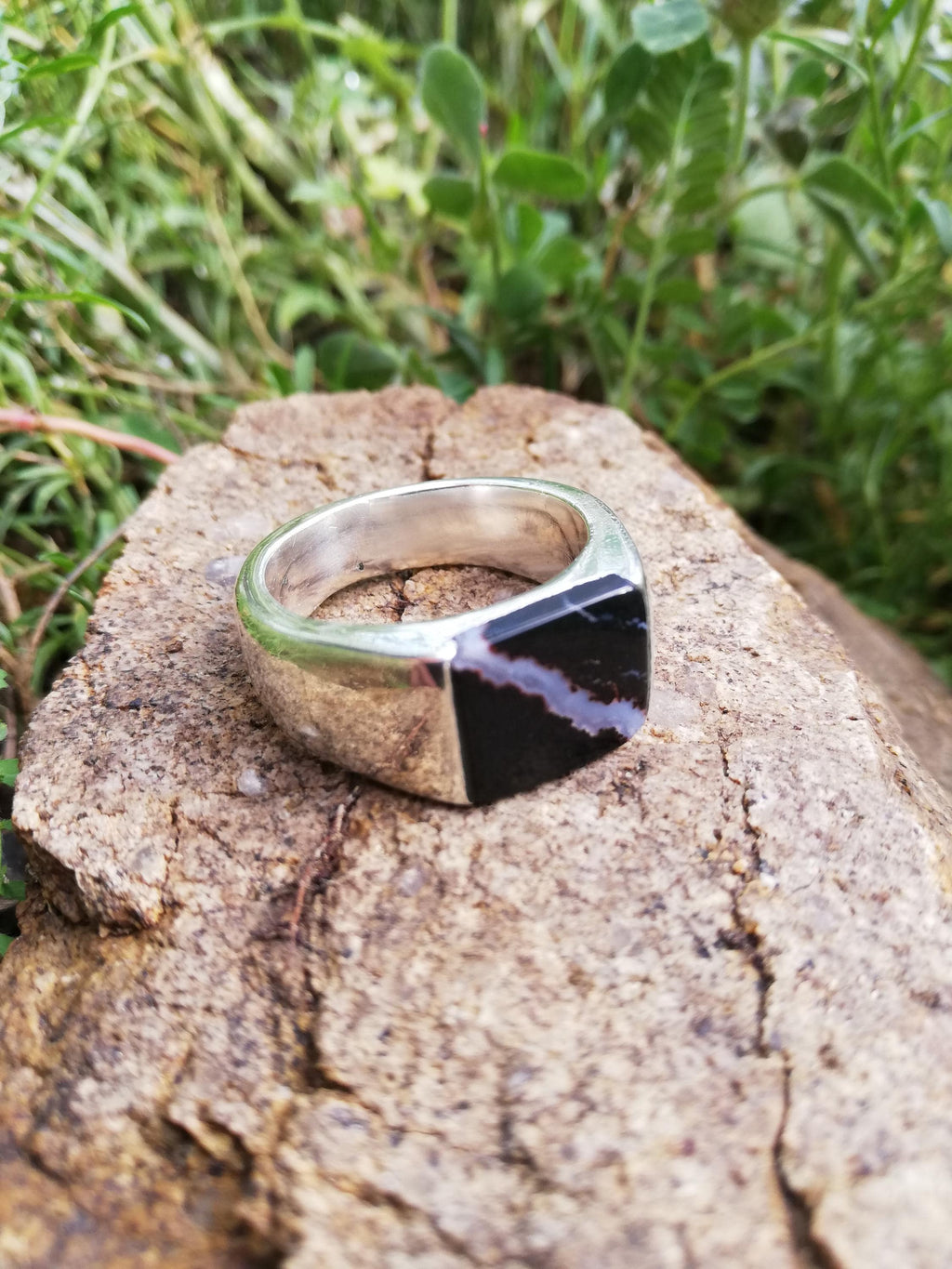 anillo de ónix con veta de cuarzo