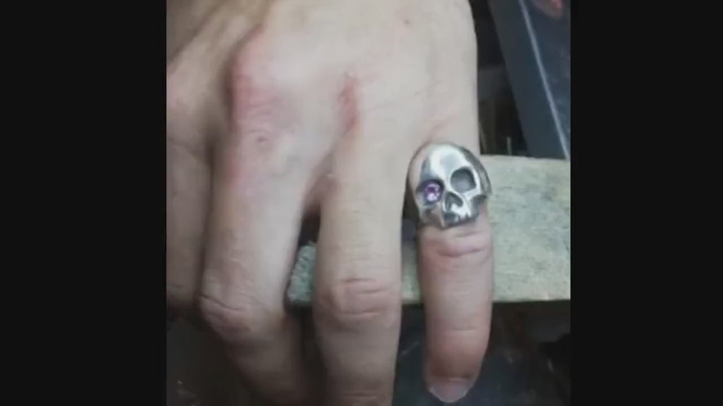 Anillo Calavera Artesanal en Plata de Ley amatista